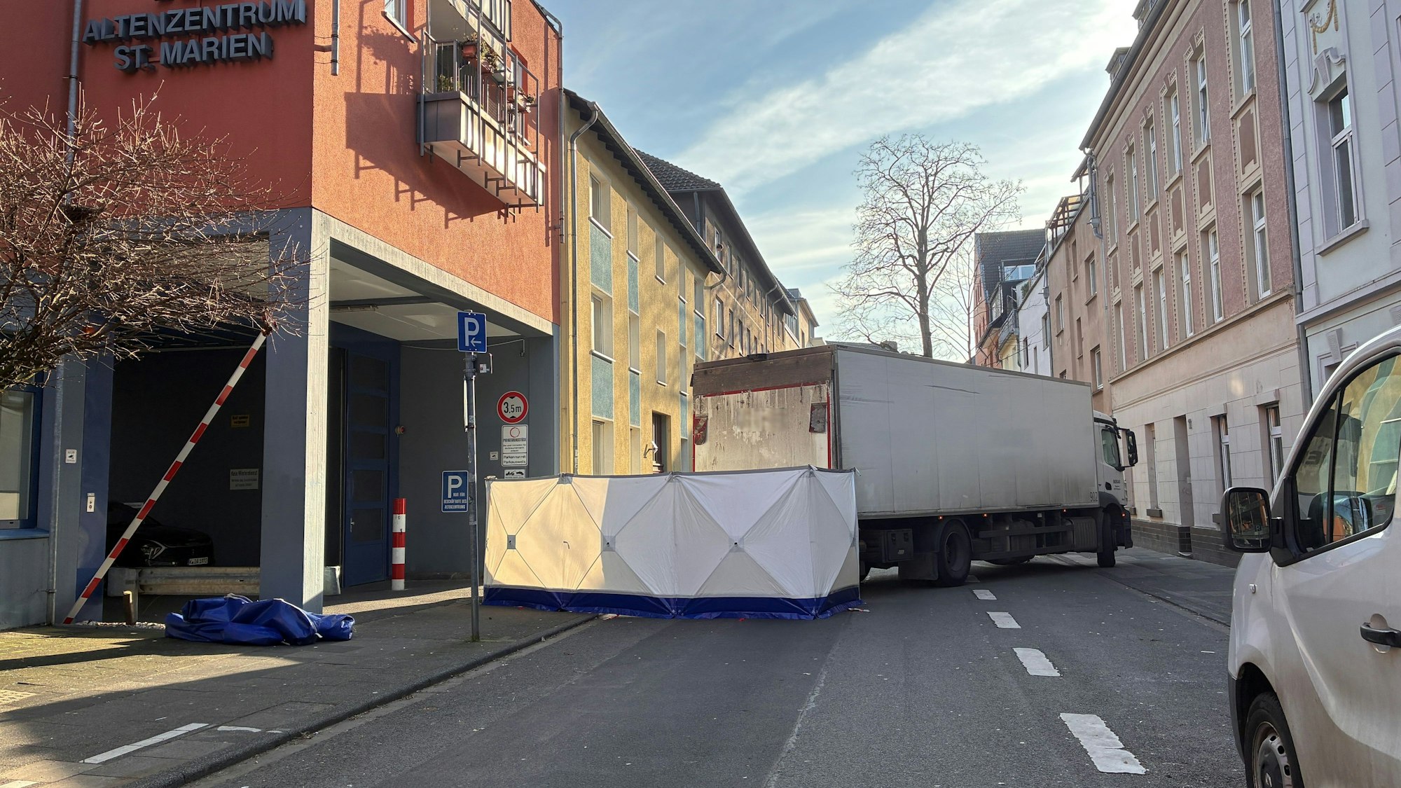 In Köln-Kalk ist es zu einem tödlichen Verkehrsunfall gekommen.