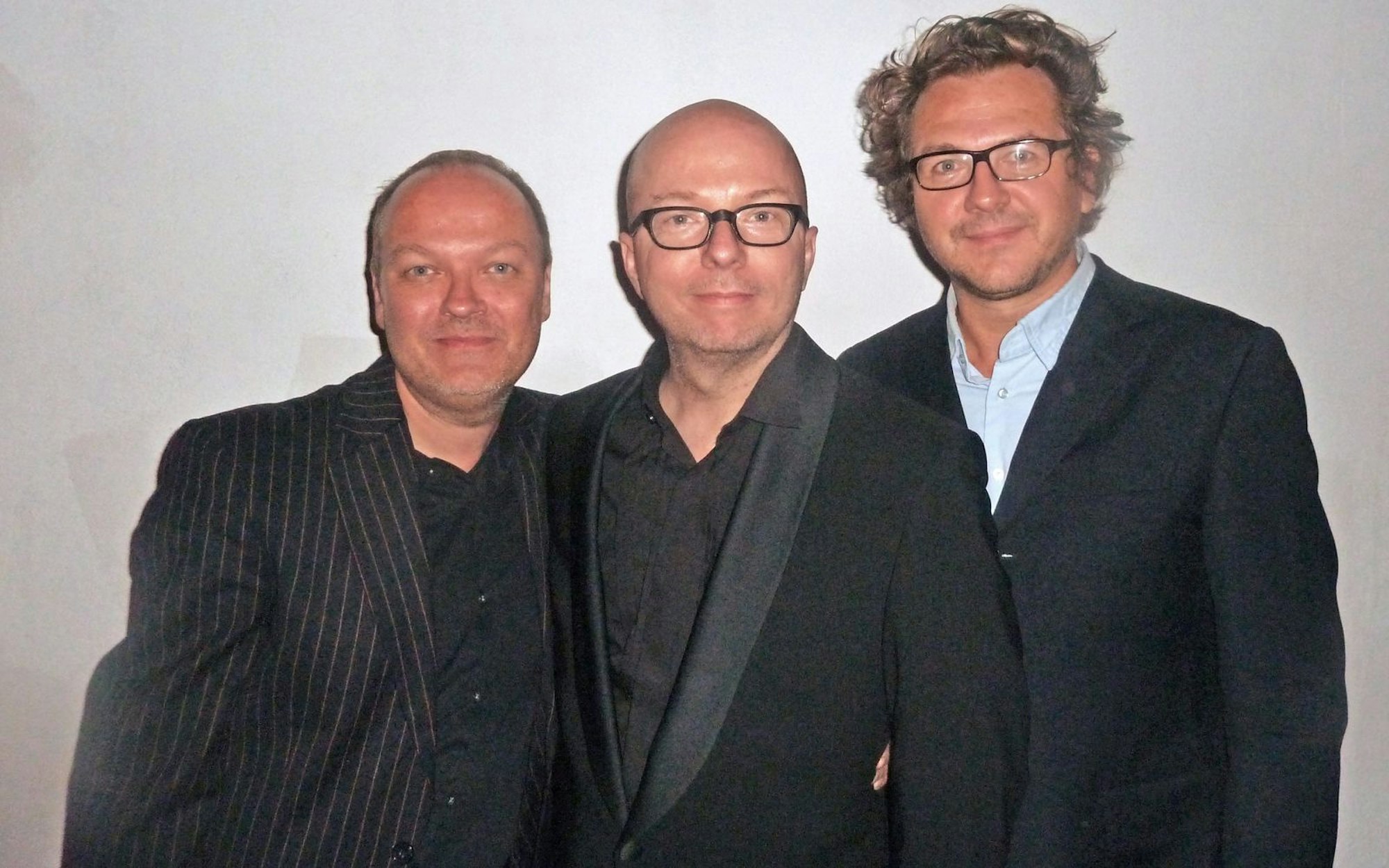 Jens Wawrczeck (links), Oliver Rohrbeck (Mitte) und Andreas Fröhlich sind seit über 40 Jahren die Sprecher der „Die drei ???“-Hörspielreihe. (Bild: Helen Krüger, CC BY 3.0 via Wikimedia Commons)