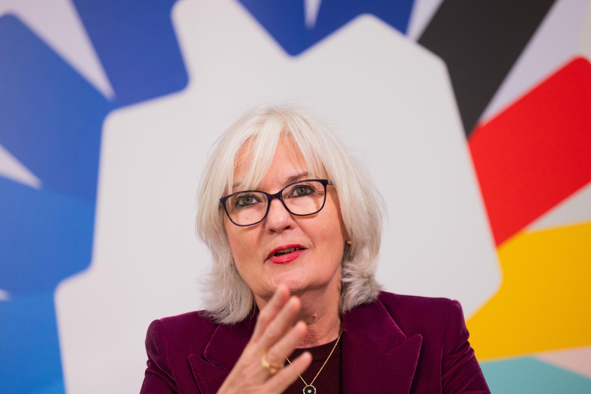 Mechthild Paul ist während der PK zu sehen.