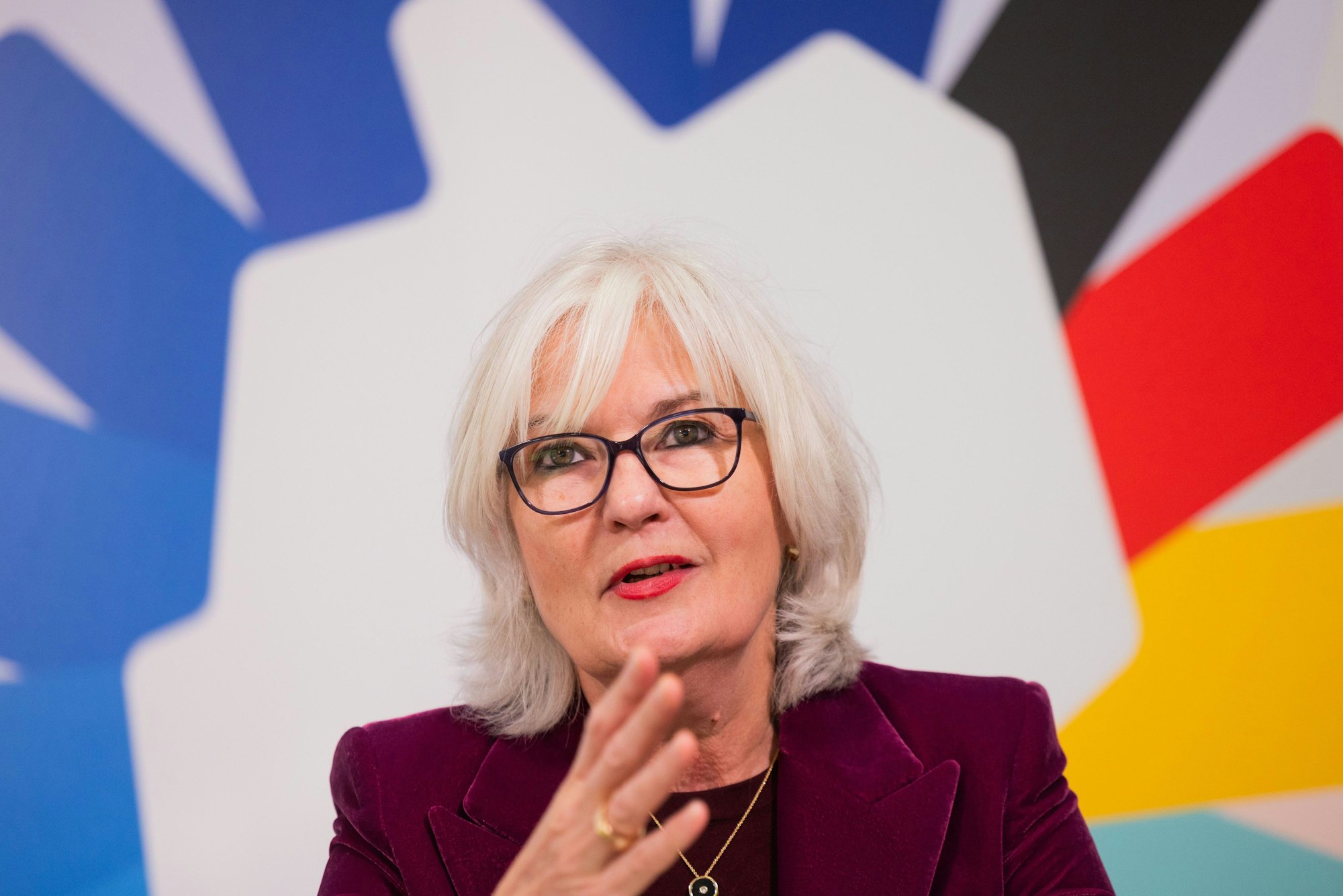 Mechthild Paul ist während der PK zu sehen.