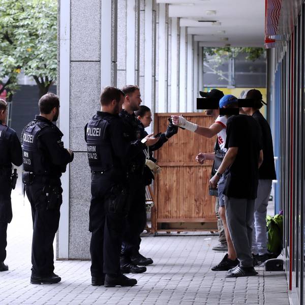 Die Polizei bei einer Drogenkontrolle in der Nähe des Neumarkts.