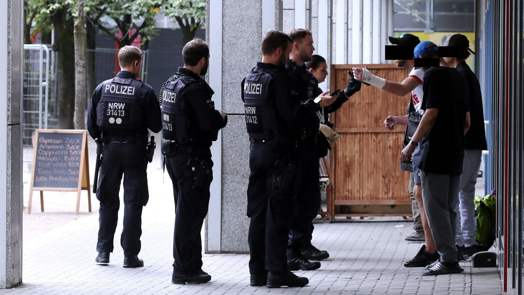 Die Polizei bei einer Drogenkontrolle in der Nähe des Neumarkts.