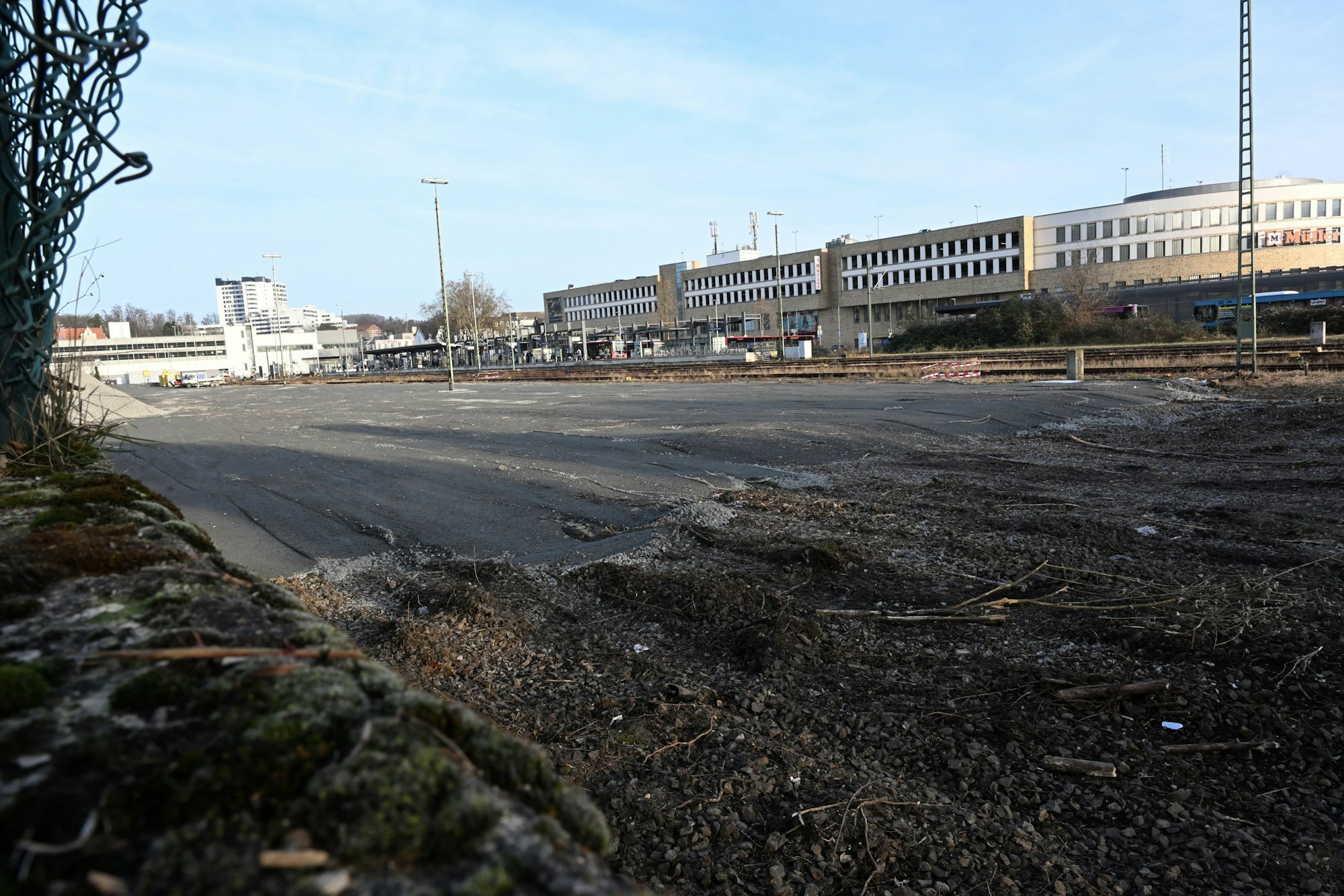Das Foto zeigt die gerodete Fläche am Bahnhof in Bergisch Gladbach