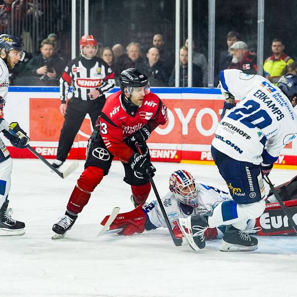 Eishockey Penny-DEL 41. Spieltag Kölner Haie - Iserlohn Roosters am 18.01.2026 in der Lanxess Arena in Köln v.l.n.r. , Johannes Huss Iserlohn , Patrick Russell Köln , Andreas Jenike Iserlohn , Macoy Erkamps Iserlohn Gemäß den Vorgaben der DEL Deutsche Eishockey Liga ist die Publikation und Weiterverwertung der Aufnahmen in elektronischen Medien und Endgeräten aller Art während des laufenden Spiels nicht zulässig. *** Ice Hockey Penny DEL 41 Matchday Cologne Sharks Iserlohn Roosters on 18 01 2026 at the Lanxess Arena in Cologne f l n r , Johannes Huss Iserlohn , Patrick Russell Cologne , Andreas Jenike Iserlohn , Macoy Erkamps Iserlohn According to the regulations of the DEL German Ice Hockey League, the publication and further utilization of the recordings in electronic media and end devices of all kinds during the ongoing game is not permitted xDMx