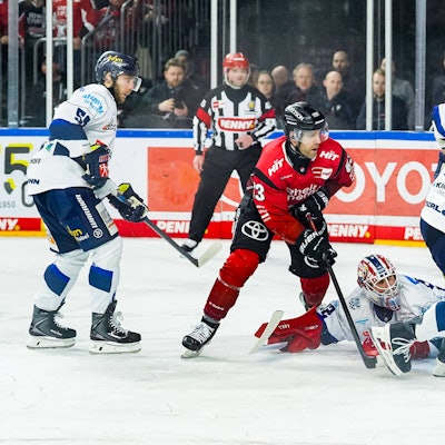 Eishockey Penny-DEL 41. Spieltag Kölner Haie - Iserlohn Roosters am 18.01.2026 in der Lanxess Arena in Köln v.l.n.r. , Johannes Huss Iserlohn , Patrick Russell Köln , Andreas Jenike Iserlohn , Macoy Erkamps Iserlohn Gemäß den Vorgaben der DEL Deutsche Eishockey Liga ist die Publikation und Weiterverwertung der Aufnahmen in elektronischen Medien und Endgeräten aller Art während des laufenden Spiels nicht zulässig. *** Ice Hockey Penny DEL 41 Matchday Cologne Sharks Iserlohn Roosters on 18 01 2026 at the Lanxess Arena in Cologne f l n r , Johannes Huss Iserlohn , Patrick Russell Cologne , Andreas Jenike Iserlohn , Macoy Erkamps Iserlohn According to the regulations of the DEL German Ice Hockey League, the publication and further utilization of the recordings in electronic media and end devices of all kinds during the ongoing game is not permitted xDMx