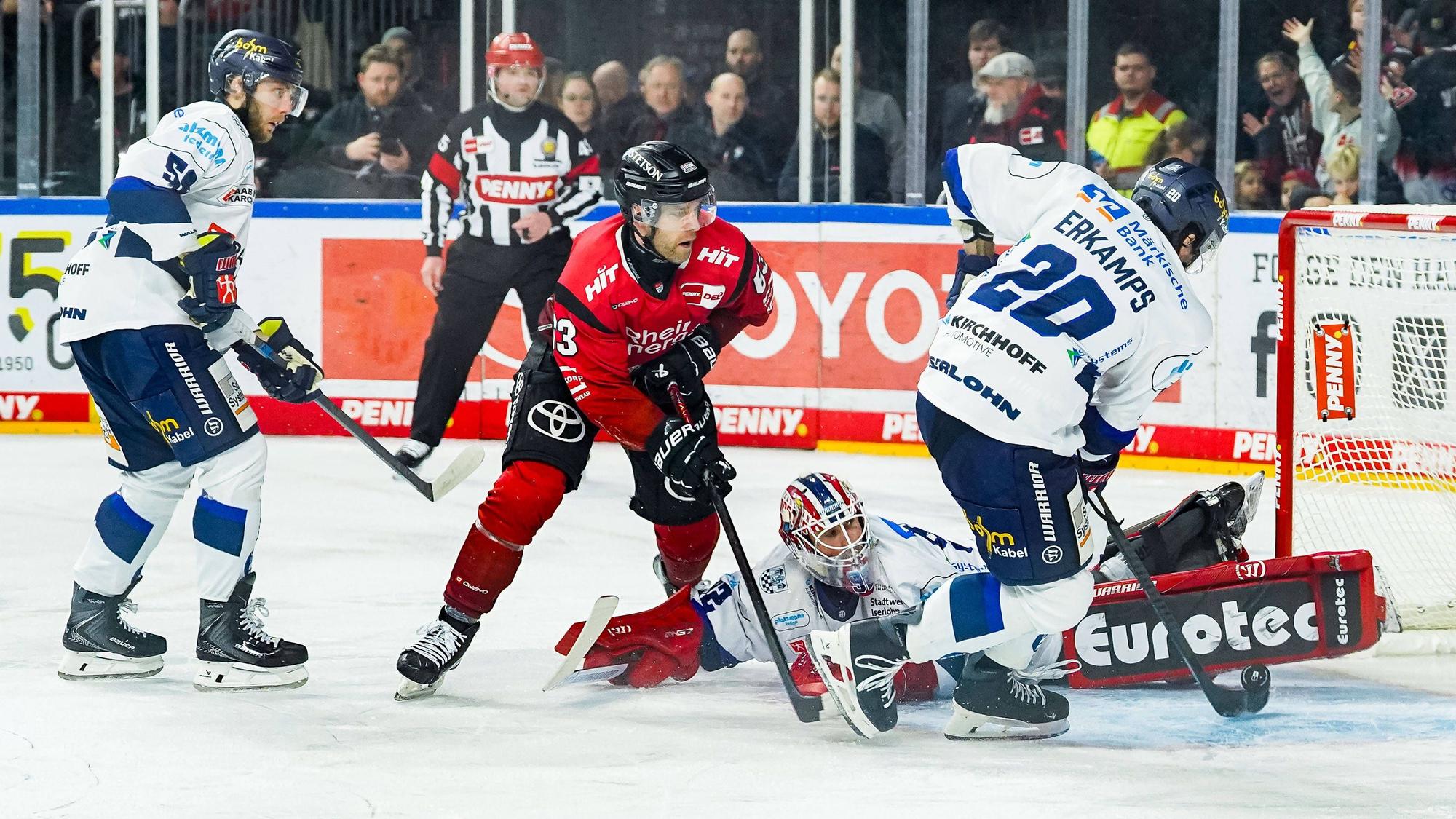 Eishockey Penny-DEL 41. Spieltag Kölner Haie - Iserlohn Roosters am 18.01.2026 in der Lanxess Arena in Köln v.l.n.r. , Johannes Huss Iserlohn , Patrick Russell Köln , Andreas Jenike Iserlohn , Macoy Erkamps Iserlohn Gemäß den Vorgaben der DEL Deutsche Eishockey Liga ist die Publikation und Weiterverwertung der Aufnahmen in elektronischen Medien und Endgeräten aller Art während des laufenden Spiels nicht zulässig. *** Ice Hockey Penny DEL 41 Matchday Cologne Sharks Iserlohn Roosters on 18 01 2026 at the Lanxess Arena in Cologne f l n r , Johannes Huss Iserlohn , Patrick Russell Cologne , Andreas Jenike Iserlohn , Macoy Erkamps Iserlohn According to the regulations of the DEL German Ice Hockey League, the publication and further utilization of the recordings in electronic media and end devices of all kinds during the ongoing game is not permitted xDMx