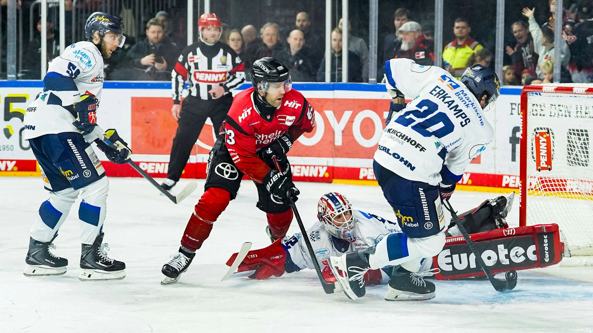 Eishockey Penny-DEL 41. Spieltag Kölner Haie - Iserlohn Roosters am 18.01.2026 in der Lanxess Arena in Köln v.l.n.r. , Johannes Huss Iserlohn , Patrick Russell Köln , Andreas Jenike Iserlohn , Macoy Erkamps Iserlohn Gemäß den Vorgaben der DEL Deutsche Eishockey Liga ist die Publikation und Weiterverwertung der Aufnahmen in elektronischen Medien und Endgeräten aller Art während des laufenden Spiels nicht zulässig. *** Ice Hockey Penny DEL 41 Matchday Cologne Sharks Iserlohn Roosters on 18 01 2026 at the Lanxess Arena in Cologne f l n r , Johannes Huss Iserlohn , Patrick Russell Cologne , Andreas Jenike Iserlohn , Macoy Erkamps Iserlohn According to the regulations of the DEL German Ice Hockey League, the publication and further utilization of the recordings in electronic media and end devices of all kinds during the ongoing game is not permitted xDMx