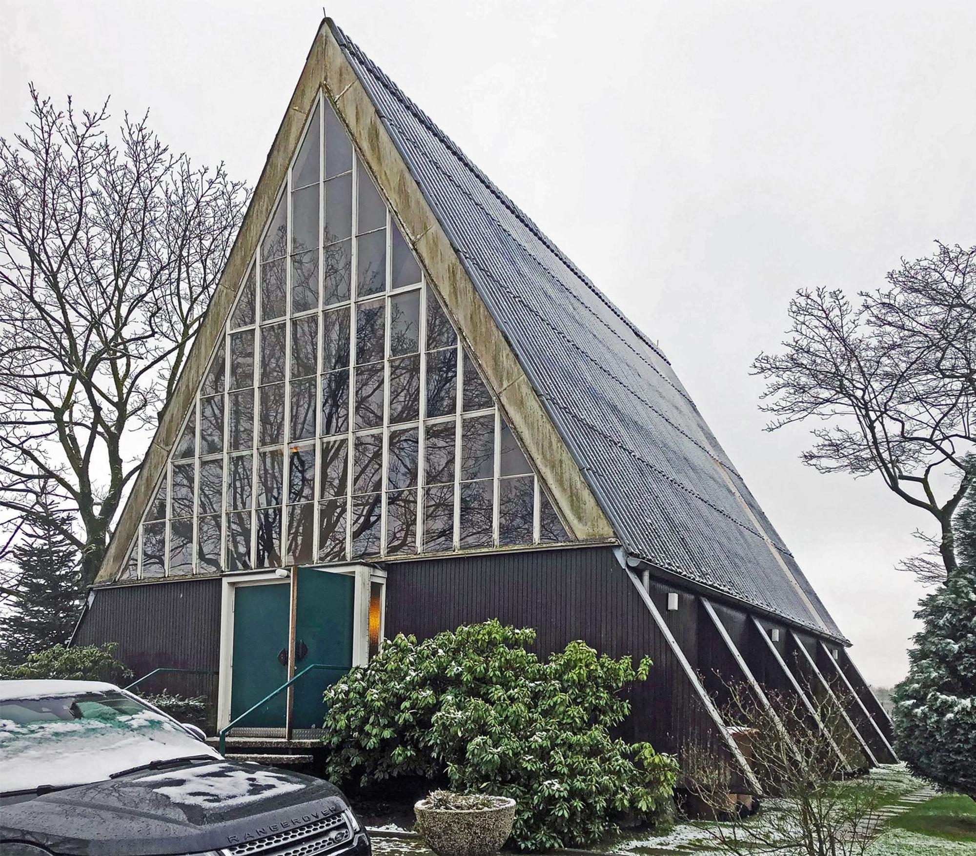 Die evangelische Kleinkirche vom Typ A an ihrem Standort in Ratingen-Eggerscheidt.