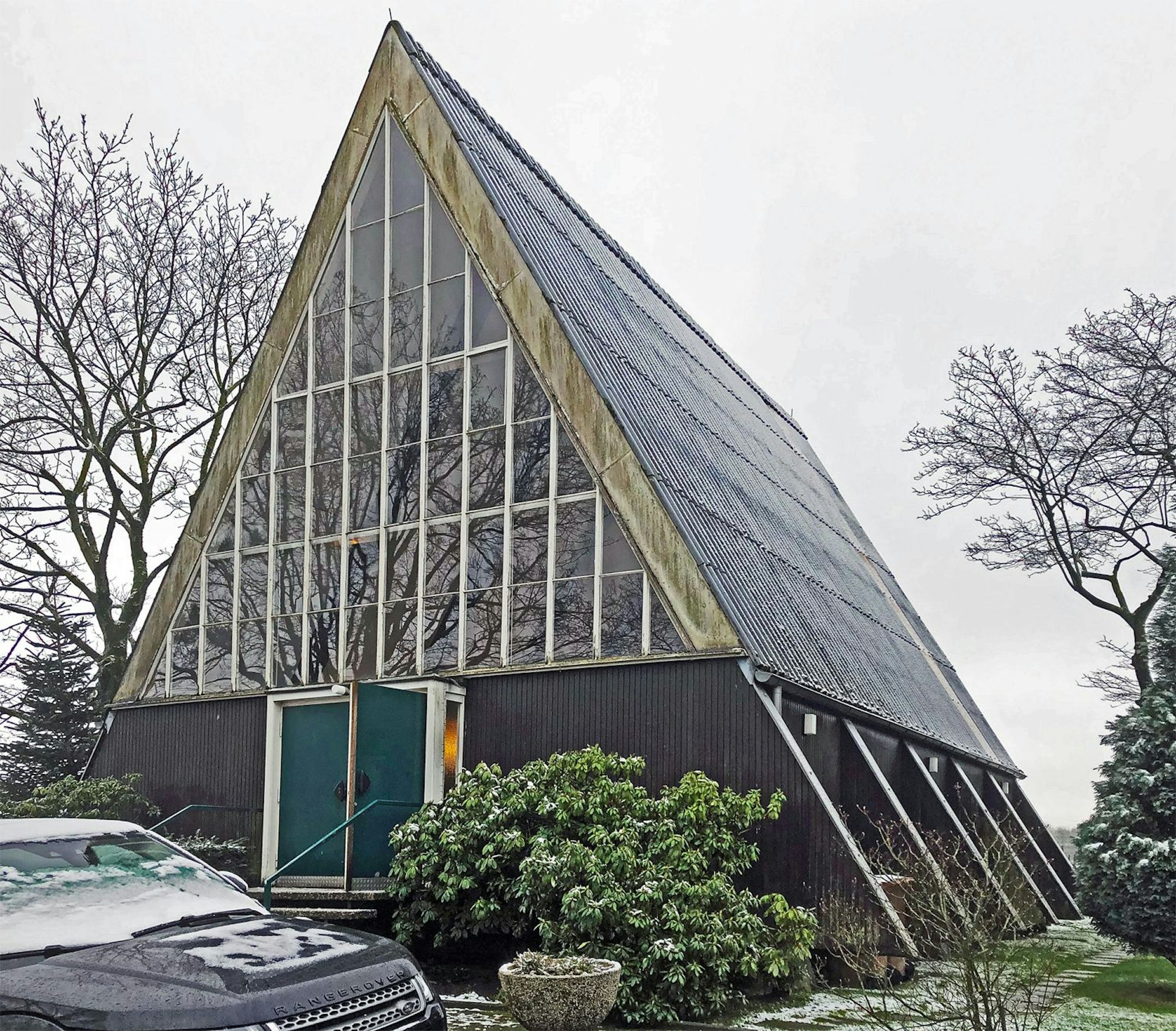 Die evangelische Kleinkirche vom Typ A an ihrem Standort in Ratingen-Eggerscheidt.