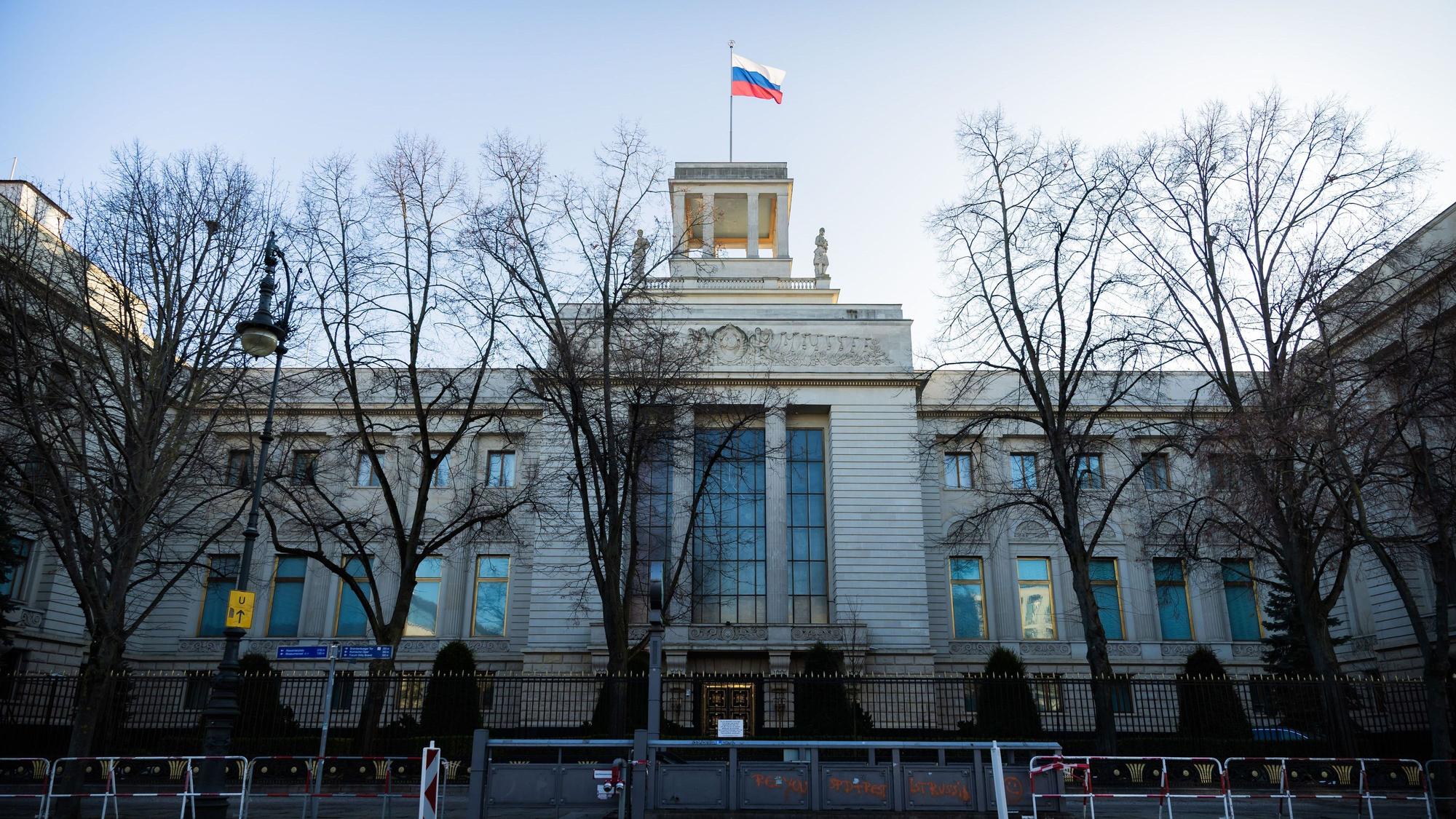21.01.2026, Berlin: Die Botschaft der Russischen Föderation in Berlin. Eine Deutsch-Ukrainerin soll in Berlin für Moskau spioniert haben. Die Bundesanwaltschaft lässt sie festnehmen. Im Verdacht stehen in dem Fall auch zwei ehemalige Bundeswehr-Angehörige. Zudem werden zwei mutmaßliche Unterstützer prorussischer Gruppen in Brandenburg gefasst. (zu dpa: «Mutmaßliche Russland-Spionin in Berlin gefasst») Foto: Christoph Soeder/dpa +++ dpa-Bildfunk +++