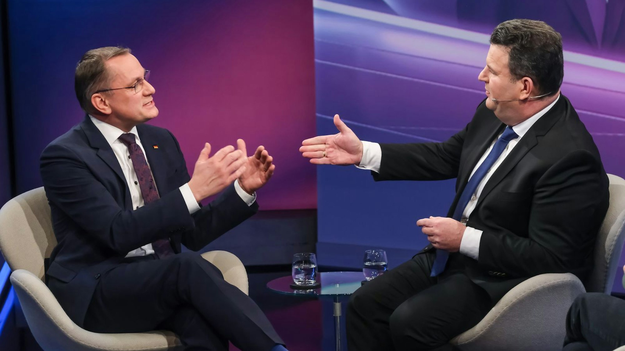 Stritten bei „Maischberger“ lautstark über Russland und den Ukraine-Krieg: AfD-Chef Tino Chrupalla (links) und SPD-Politiker Hubertus Heil. (Bild: WDR / Oliver Ziebe)