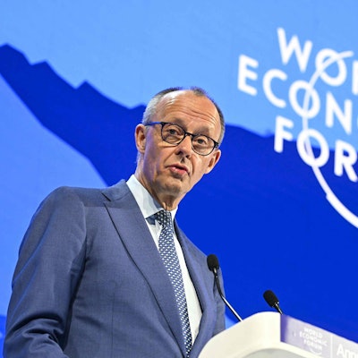Das Bild zeigt Bundeskanzler Friedrich Merz während seiner Rede beim Weltwirtschaftsform im schweizerischen Davos. Foto: Fabrice COFFRINI / AFP.