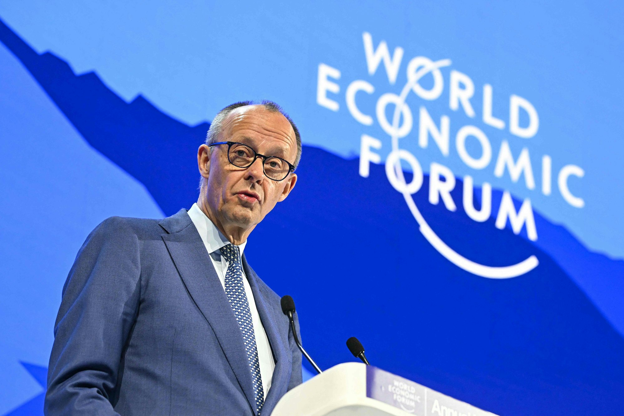 Das Bild zeigt Bundeskanzler Friedrich Merz während seiner Rede beim Weltwirtschaftsform im schweizerischen Davos. Foto: Fabrice COFFRINI / AFP.