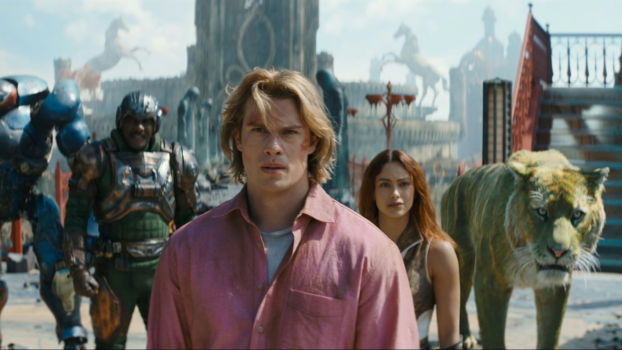 Nicholas Galatzine (vorne) verkörpert in „Masters of the Universe“ Prinz Adam alias He-Man. (Bild: 2026 Amazon MGM Studios Content Services LLC)