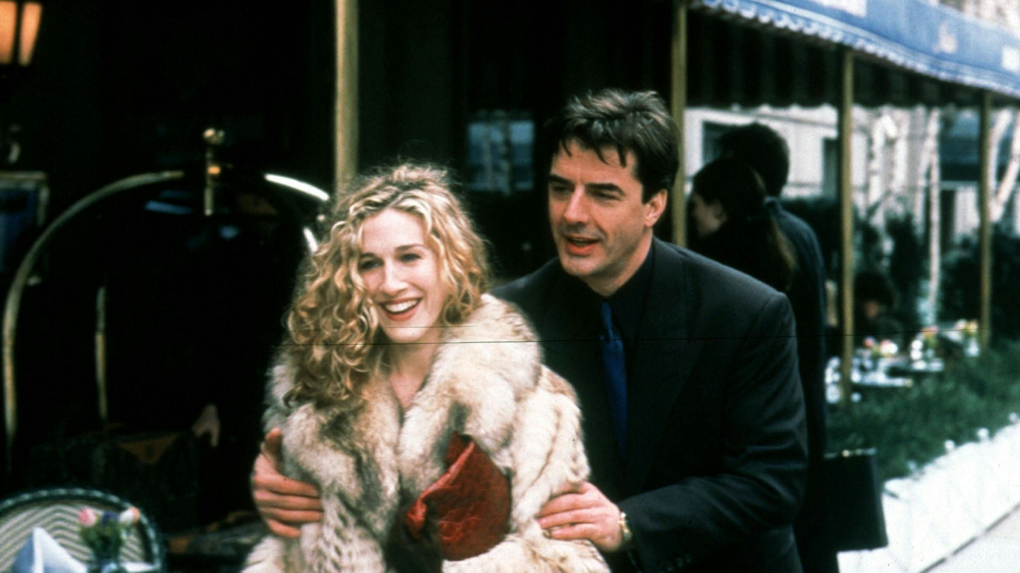 Sarah Jessica Parker & Chris Noth lächeln gemeinsam.