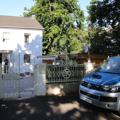 Bei der Razzia in Ostheim wurden auch Luxusautos des Clans beschlagnahmt. (Archivbild)