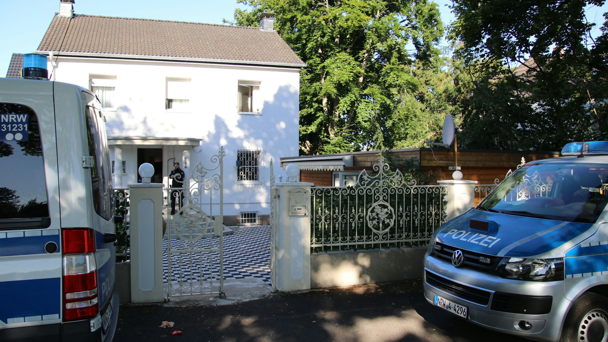 Bei der Razzia in Ostheim wurden auch Luxusautos des Clans beschlagnahmt. (Archivbild)