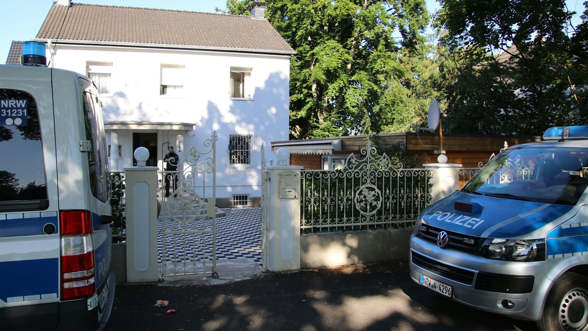 Bei einer Razzia fand die Polizei Luxusautos in der Garage der Kölner Familie, die Sozialhilfe bezog. (Archivbild)