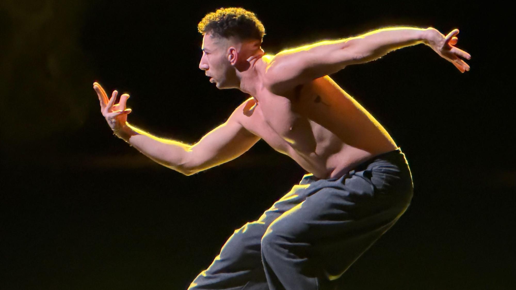 Im Spannungsfeld von Battle und Ensemble: Die „Fabien Prioville Dance Company“ entfacht in „Power Moves – Restage“ einen Sog aus Kraft, Präsenz und Bewegung.