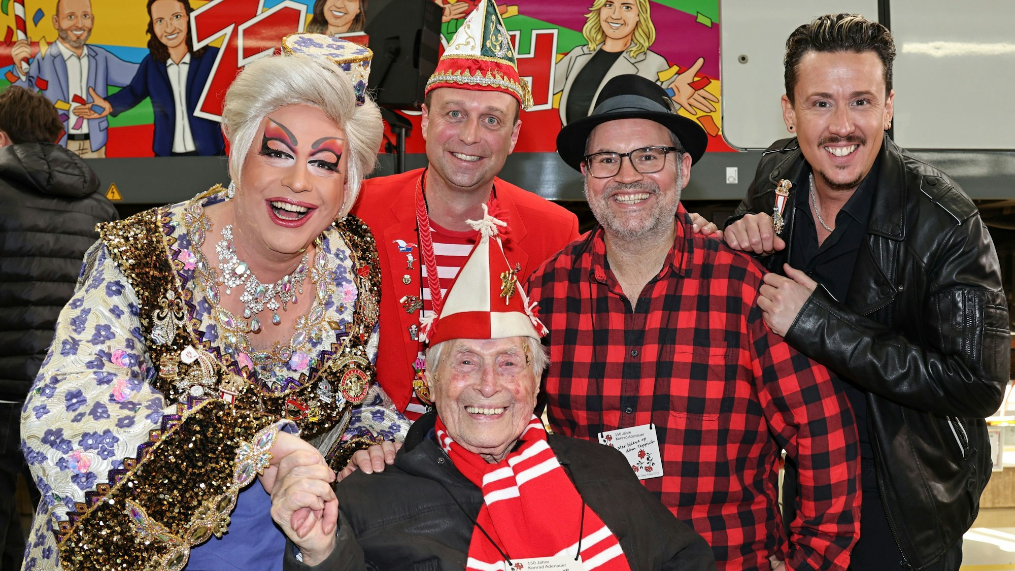 Julie Voyage (Ken Reise), Lukas Wachten, Björn Heuser, Manuel Sauer und Ludwig Sebus vor der jecken S-Bahn.
