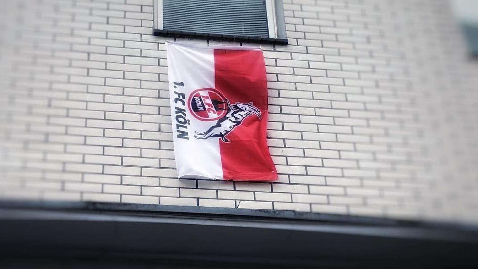 Am „Schill Eck“ hängt eine FC-Fahne. Fans verfolgen hier gerne die Spiele ihres Klubs. Ende März ist dann aber Schluss – die Kneipe schließt.
