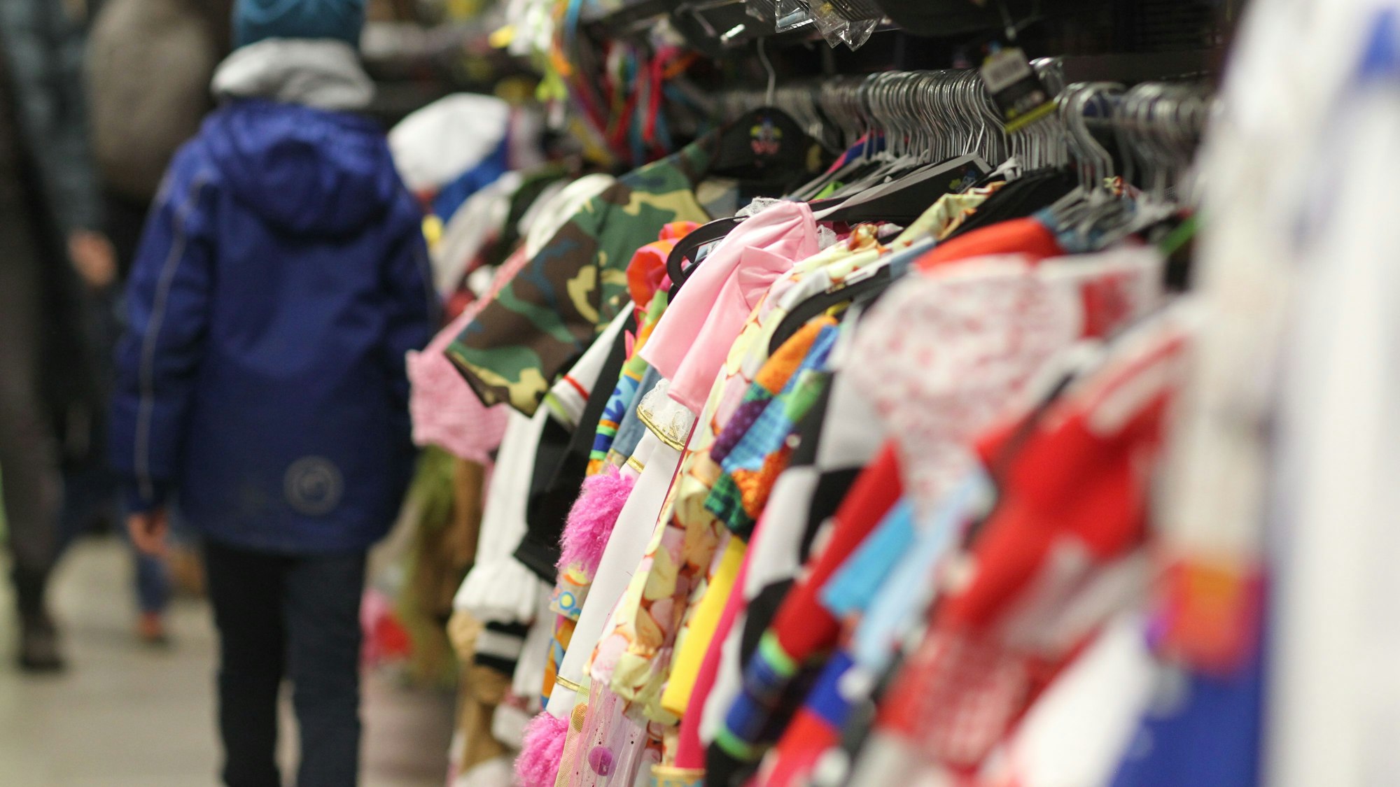 Eine Kleiderstange mit vielen Kostümen ist zu sehen.