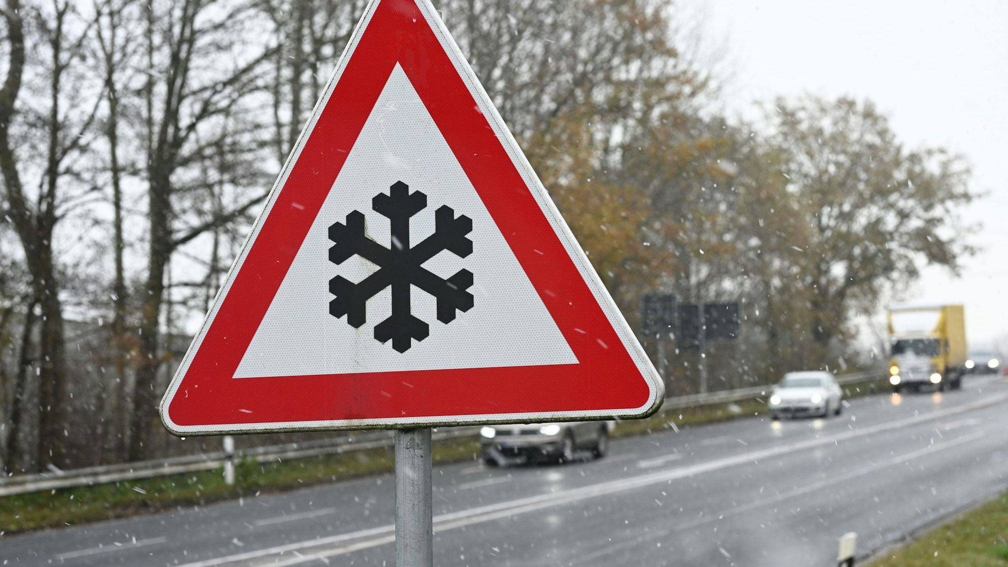 Ein Verkehrszeichen an einer Straße weist auf mögliche Glätte auf der Fahrbahn hin. (Symbolfoto)