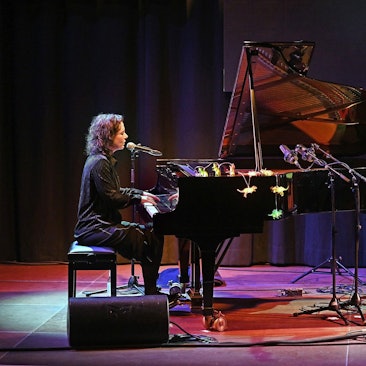 Shannon Barnett spielt das Klavier, David Helm einen E-Bass.