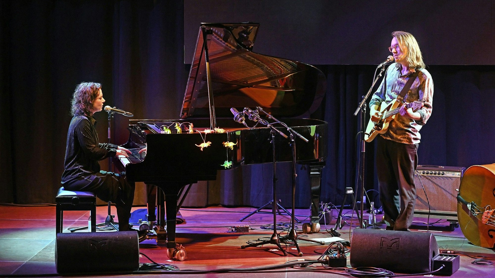 Shannon Barnett spielt das Klavier, David Helm einen E-Bass.