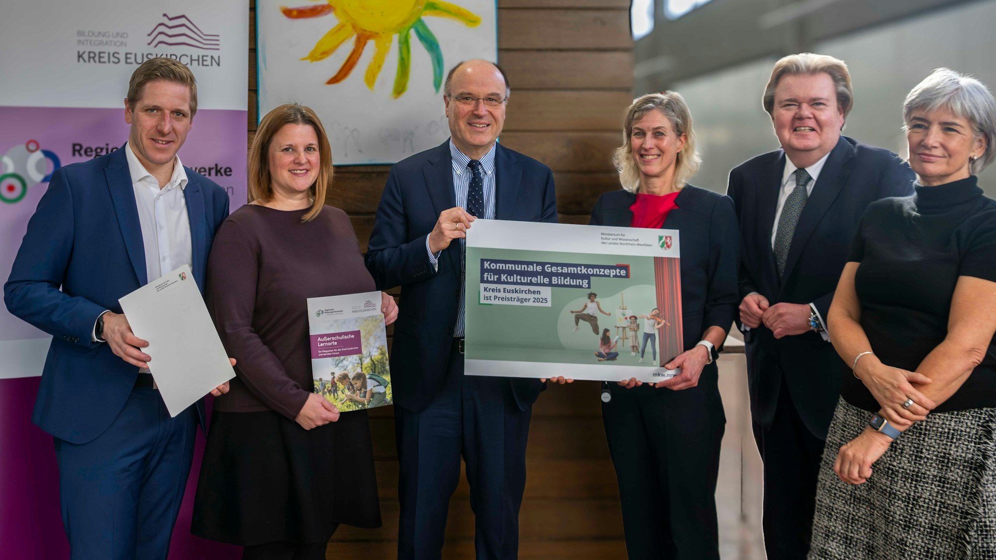 Das Bild zeigt die Ehrung im Kreishaus.