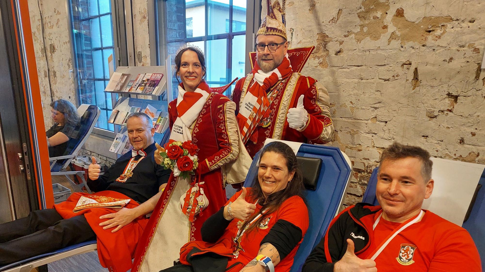 Närrische Blutspende 2026 Windeck
Das Windecker Prinzenpaar Carina und Thomas Becher passt auf, dass die Spender der KG Herchen Kai Kluge (li.) und Sandra und Thomas Ley nicht schlapp machen, denn die Herchener haben noch viel vor.