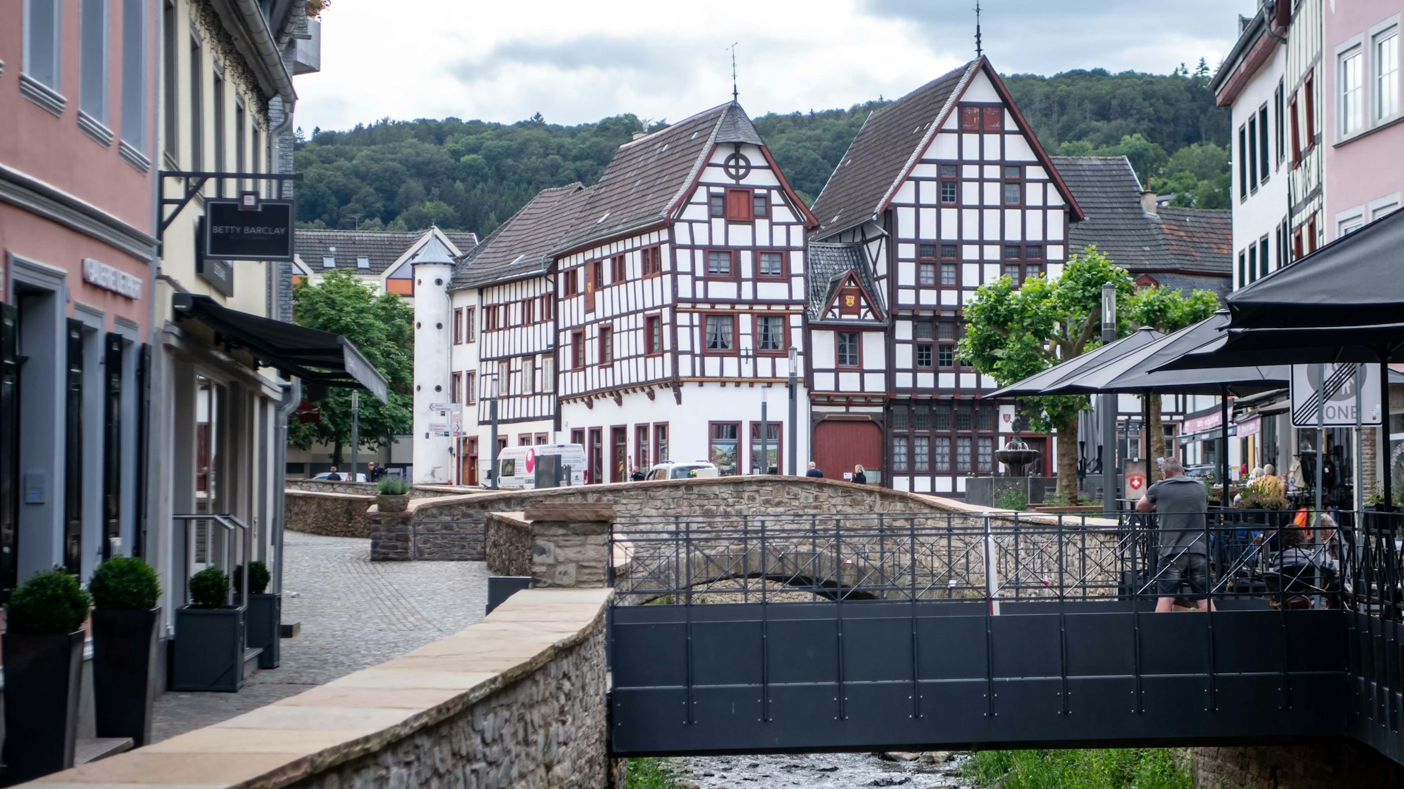 Bad Münstereifel mit Fachwerkhäusern und Brücken. (Archivbild)