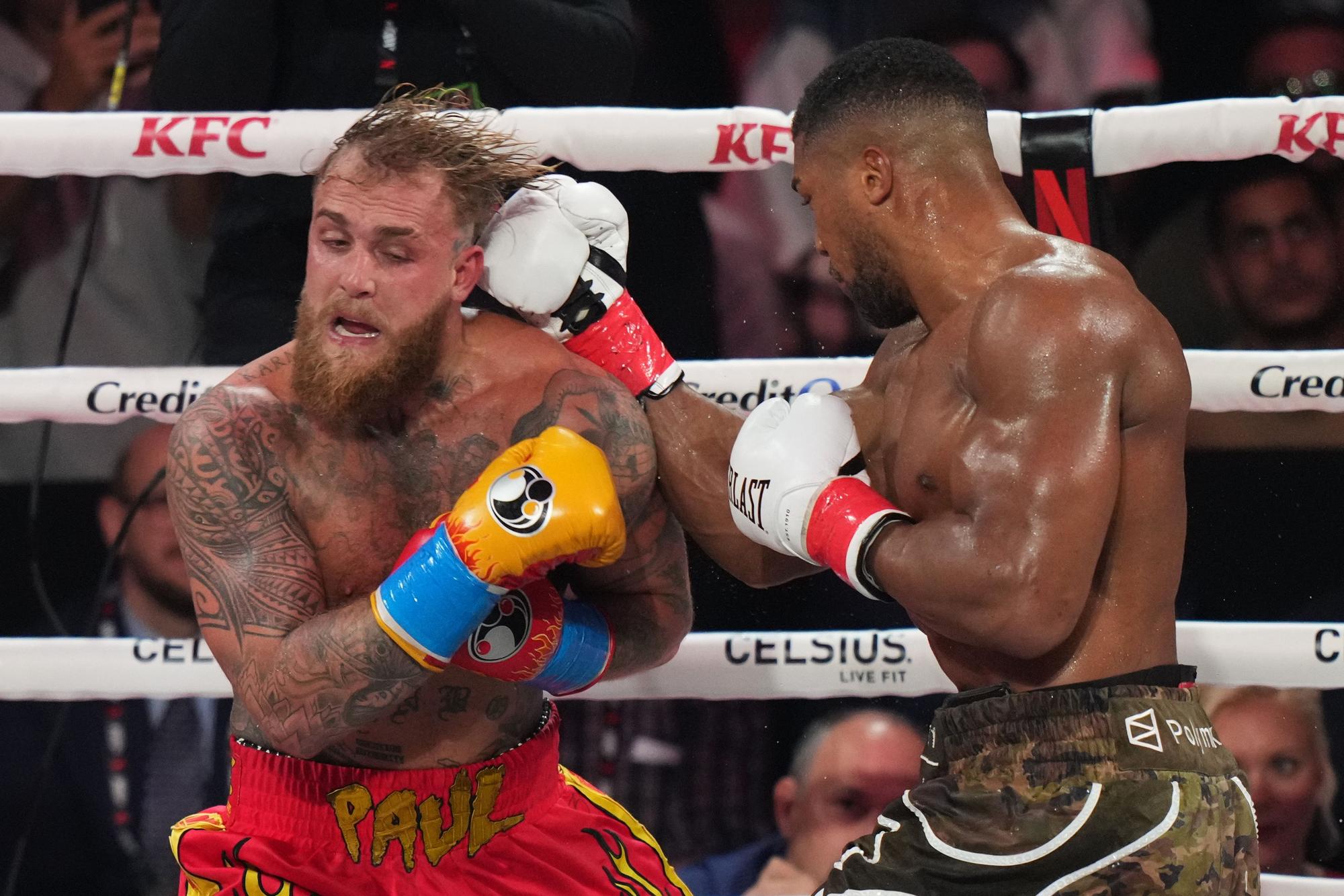 ARCHIV - 19.12.2025, USA, Miami: Der frühere Schwergewichtsweltmeister Anthony Joshua kämpft gegen den Influencer Jake Paul. Anthony Joshua (r) schlägt Jake Paul während eines Boxkampfs im Schwergewicht in Miami, Florida. (zu dpa: «Box-Star Joshua in Unfall mit zwei Toten verwickelt») Foto: Lynne Sladky/AP/dpa +++ dpa-Bildfunk +++