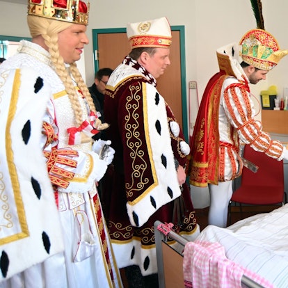 Das Bild zeigt das Kölner Dreigestirn beim Besuch der Patientin Barbara Ellerbrok.