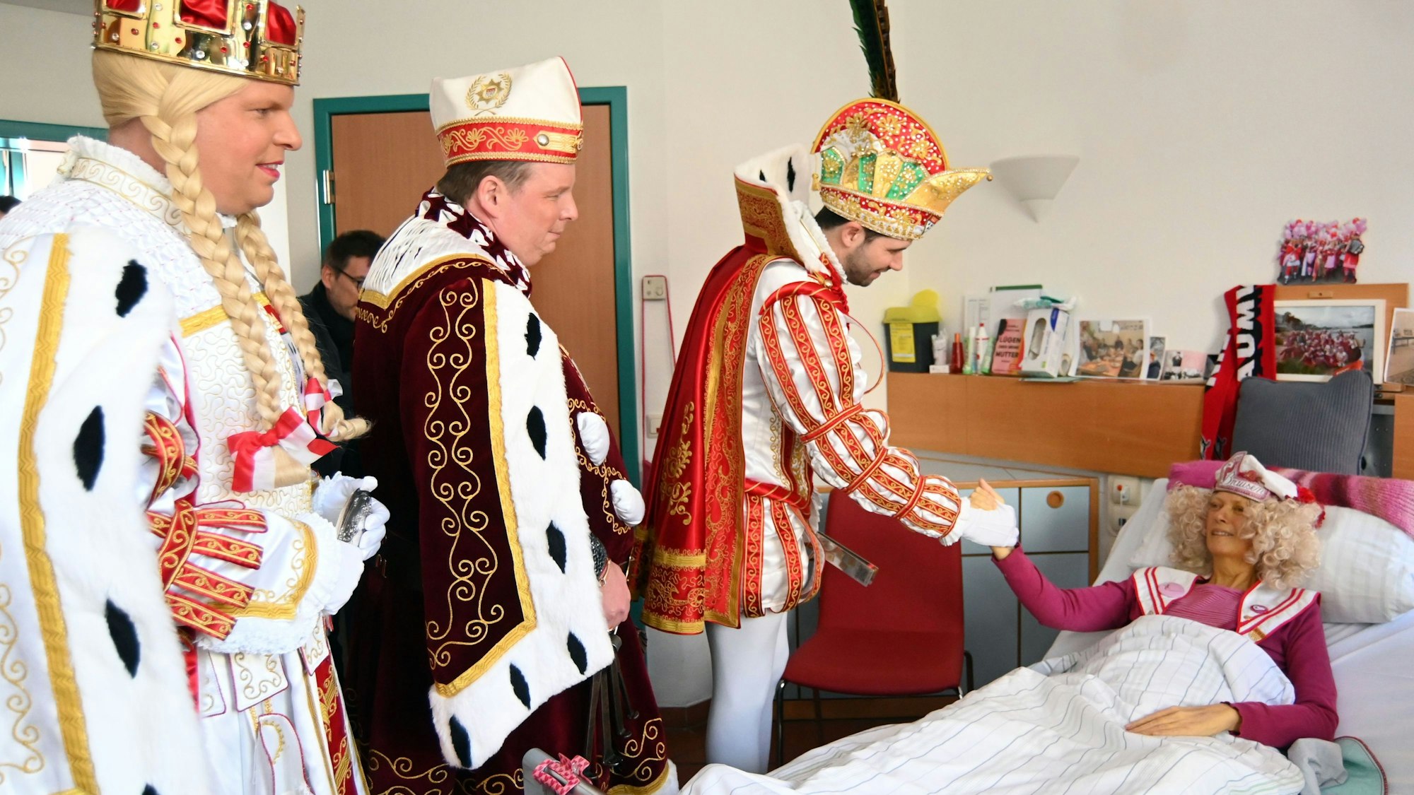 Das Bild zeigt das Kölner Dreigestirn beim Besuch der Patientin Barbara Ellerbrok.