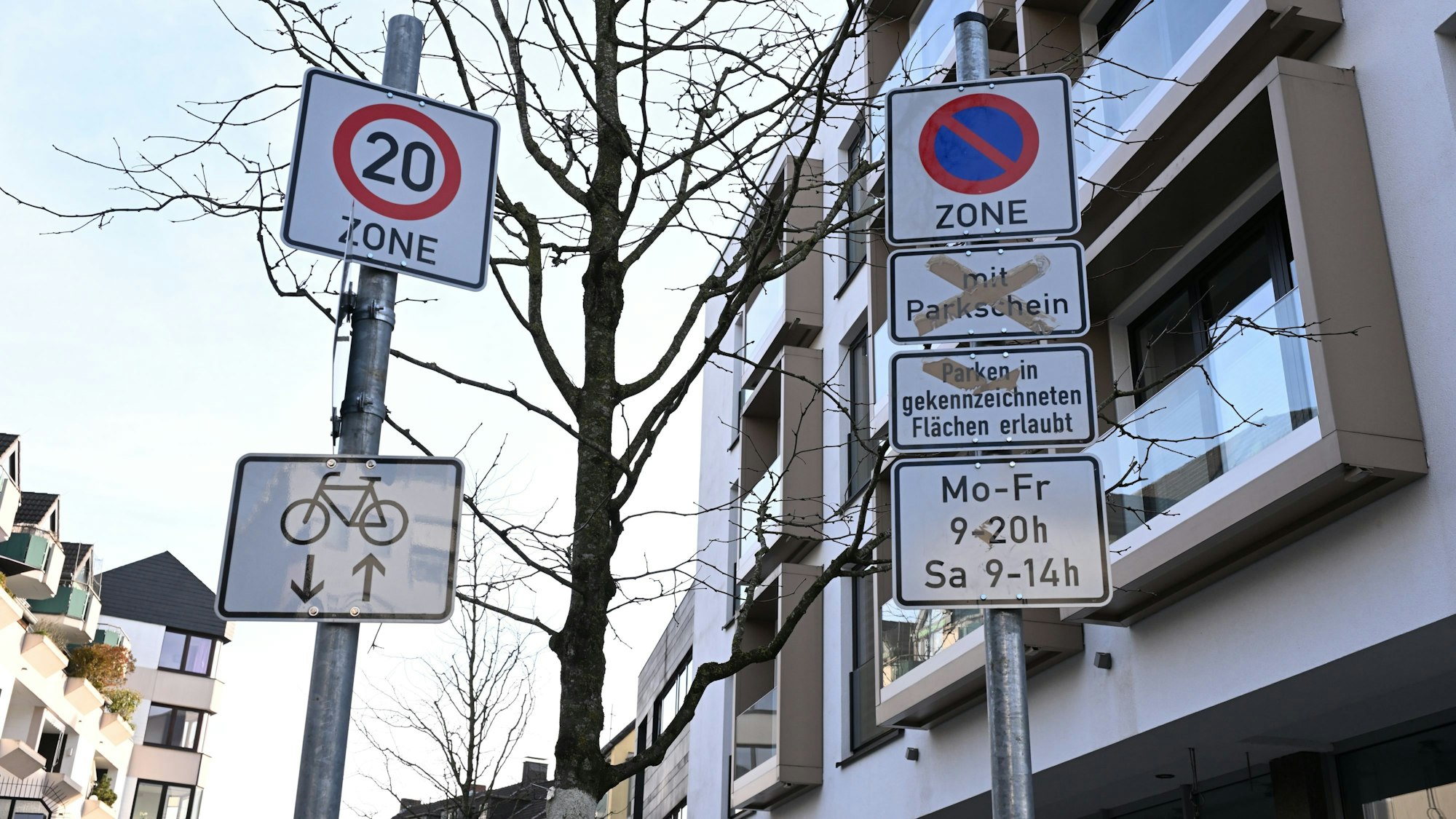Zu sehen ist das Verkehrsschild einer Halteverbotszone.