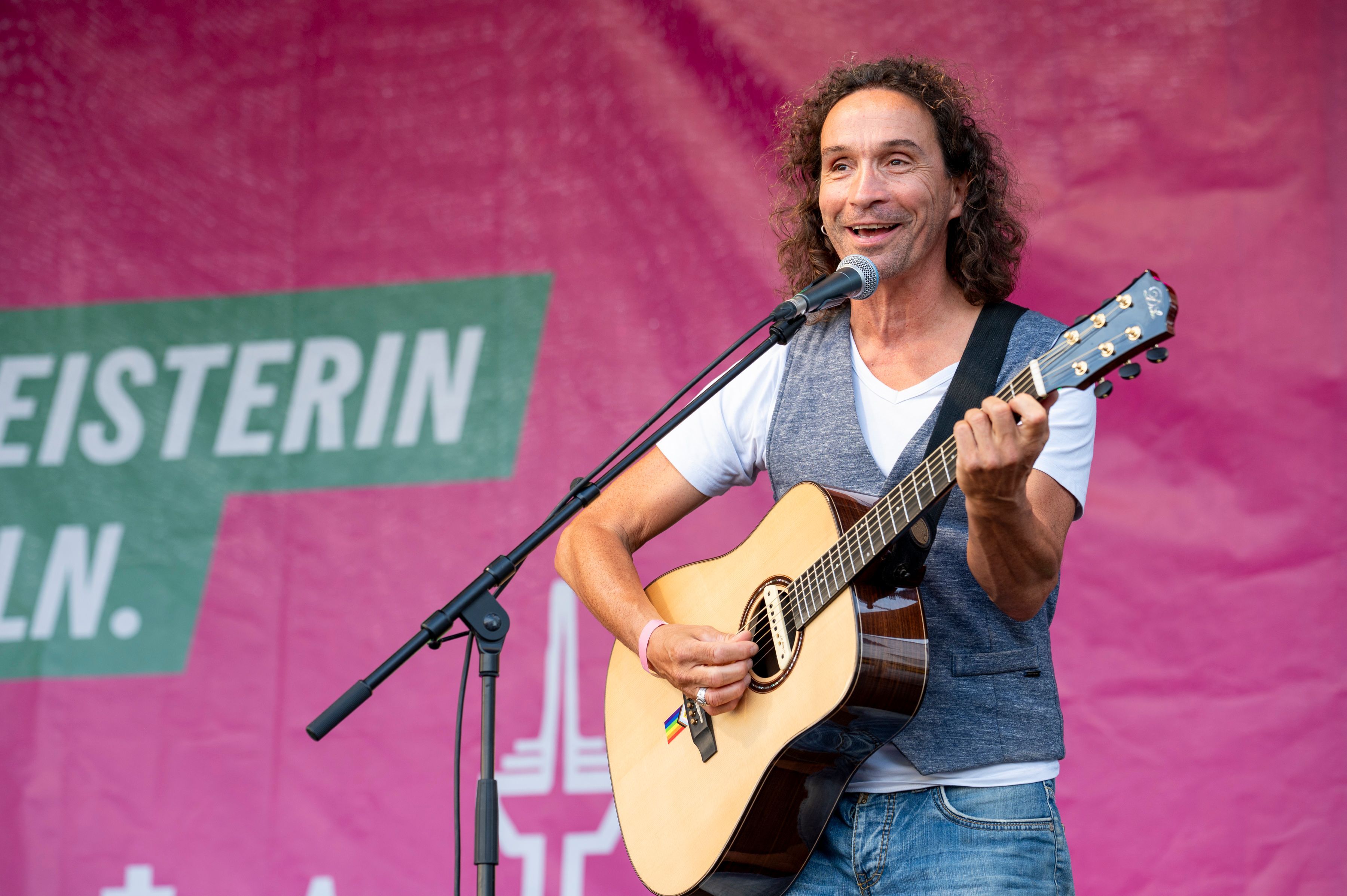 Der Kölner Musiker Stephan Brings fordert mehr Sicherheit auf den Radwegen in Köln.
