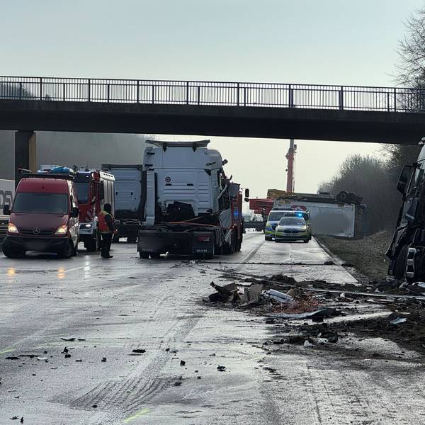 Der Lkw brannte nach dem tödlichen Unfall auf der A44 komplett aus. Die Bergungsarbeiten gestalteten sich aufwendig.