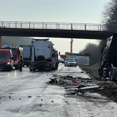 Der Lkw brannte nach dem tödlichen Unfall auf der A44 komplett aus. Die Bergungsarbeiten gestalteten sich aufwendig.