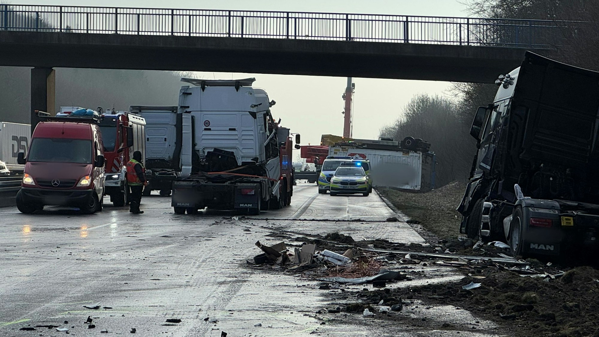 Der Lkw brannte nach dem tödlichen Unfall auf der A44 komplett aus. Die Bergungsarbeiten gestalteten sich aufwendig.