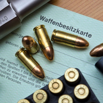 Laut Anklageschrift musste ein Mann unter Waffenvorhalt eine Patrone schlucken.