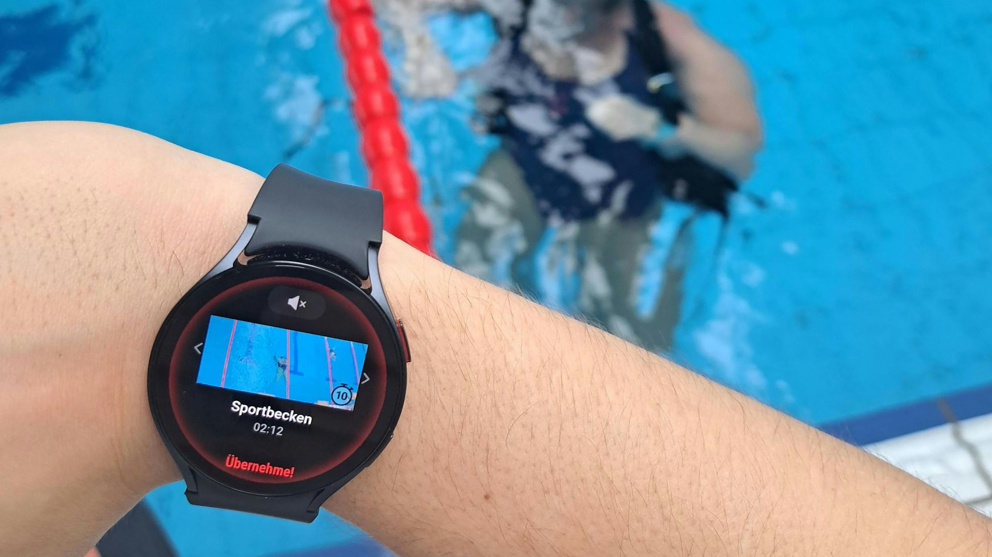 Bei einem möglichen Notfall alarmiert das Warnsystem die Badeaufsicht über die Smartwatch.