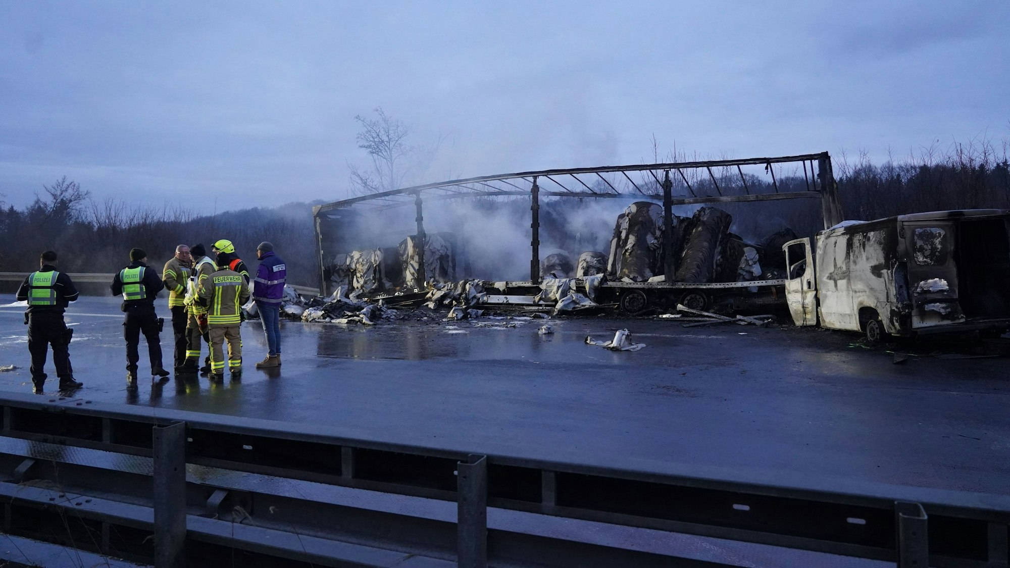 Kollision zwischen zwei Lkw nach Glatteis auf der A44 in NRW. Der Sattelauflieger brannte vollständig aus.