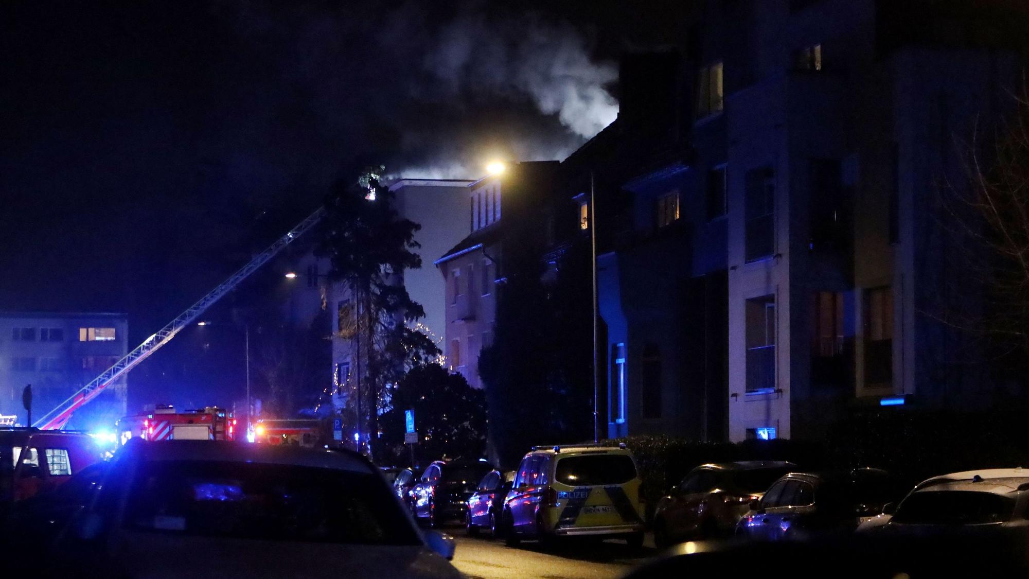 Die Feuerwehr im Einsatz mit einer Drehleiter. Der Brandgeruch aus der Straße Weyertal war noch weit entfernt bemerkbar.