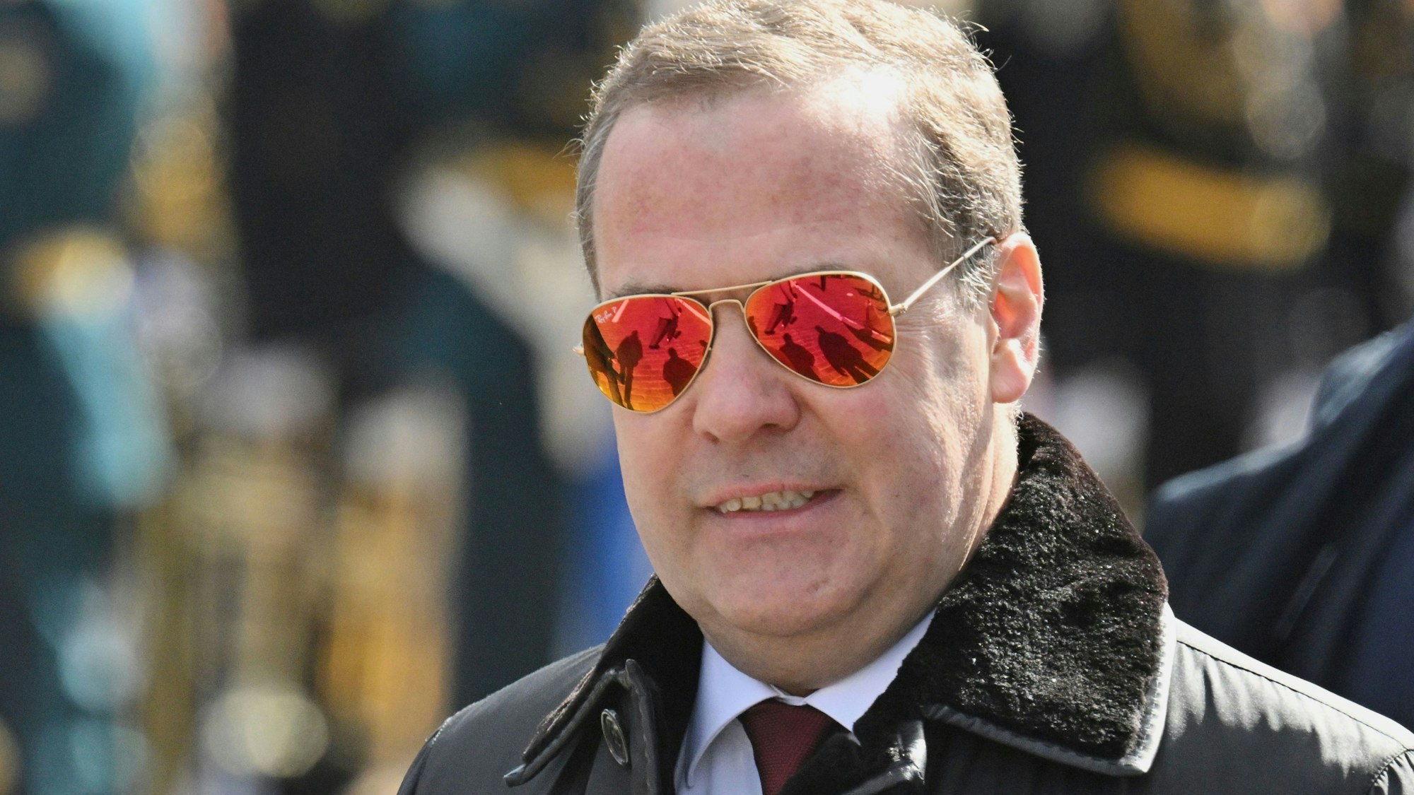 Dmitri Medwedew, stellvertretender Vorsitzender des russischen Sicherheitsrates und Vorsitzender der Partei „Einiges Russland“, bei einer Militärparade. (Archivbild)