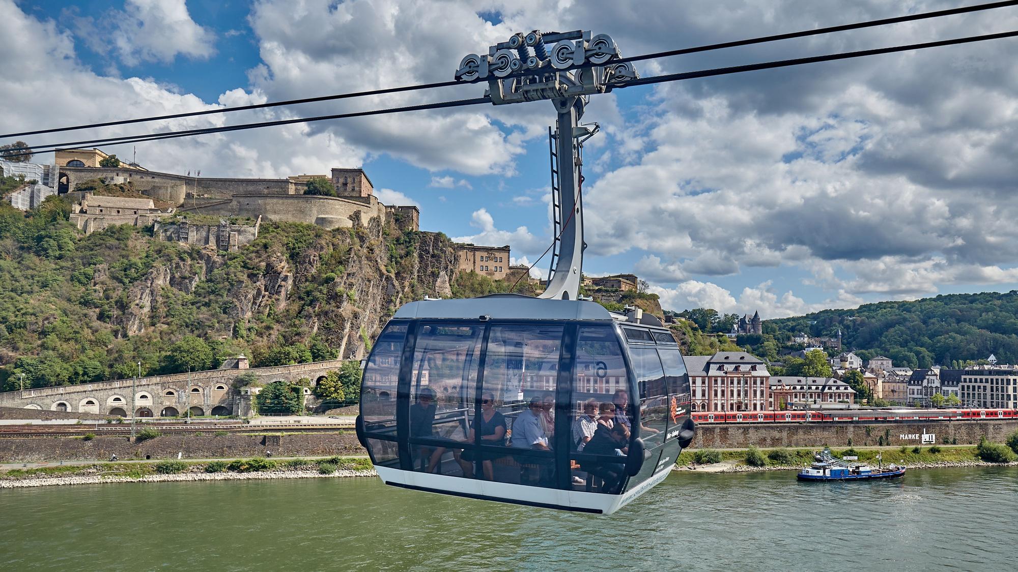Die Seilbahn überquert den Rhein zur Festung Ehrenbreitstein und überwindet dabei eine Höhendifferenz von 112 Metern.