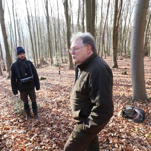 Die Vermessung am Oelberg führen (v.l.) Jan-Hendrik Hofmann und mit Lukas Koch durch. Thomas Deckert (rechts) und der VVS Siebebgebirge ist der Auftraggeber.