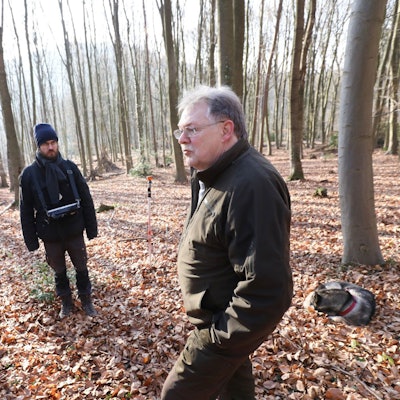 Die Vermessung am Oelberg führen (v.l.) Jan-Hendrik Hofmann und mit Lukas Koch durch. Thomas Deckert (rechts) und der VVS Siebebgebirge ist der Auftraggeber.