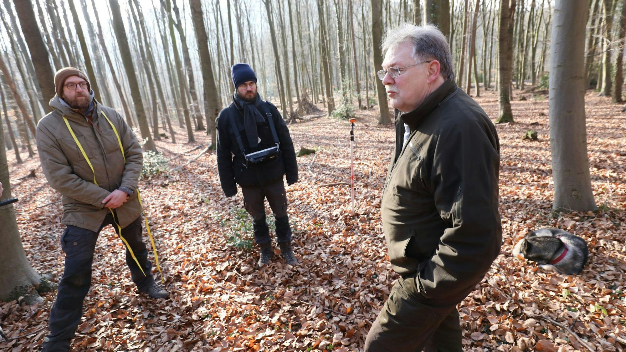Die Vermessung am Oelberg führen (v.l.) Jan-Hendrik Hofmann und mit Lukas Koch durch. Thomas Deckert (rechts) und der VVS Siebebgebirge ist der Auftraggeber.