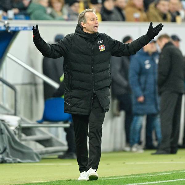 17.01.2026, Baden-Württemberg, Sinsheim: Fußball: Bundesliga, TSG 1899 Hoffenheim - Bayer Leverkusen, 18. Spieltag, PreZero Arena. Trainer Kasper Hjulmand (Bayer Leverkusen) gestikuliert. Foto: Uwe Anspach/dpa - WICHTIGER HINWEIS: Gemäß den Vorgaben der DFL Deutsche Fußball Liga bzw. des DFB Deutscher Fußball-Bund ist es untersagt, in dem Stadion und/oder vom Spiel angefertigte Fotoaufnahmen in Form von Sequenzbildern und/oder videoähnlichen Fotostrecken zu verwerten bzw. verwerten zu lassen. +++ dpa-Bildfunk +++